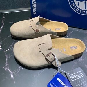 Birkenstock Tan Suede Clogs🤎